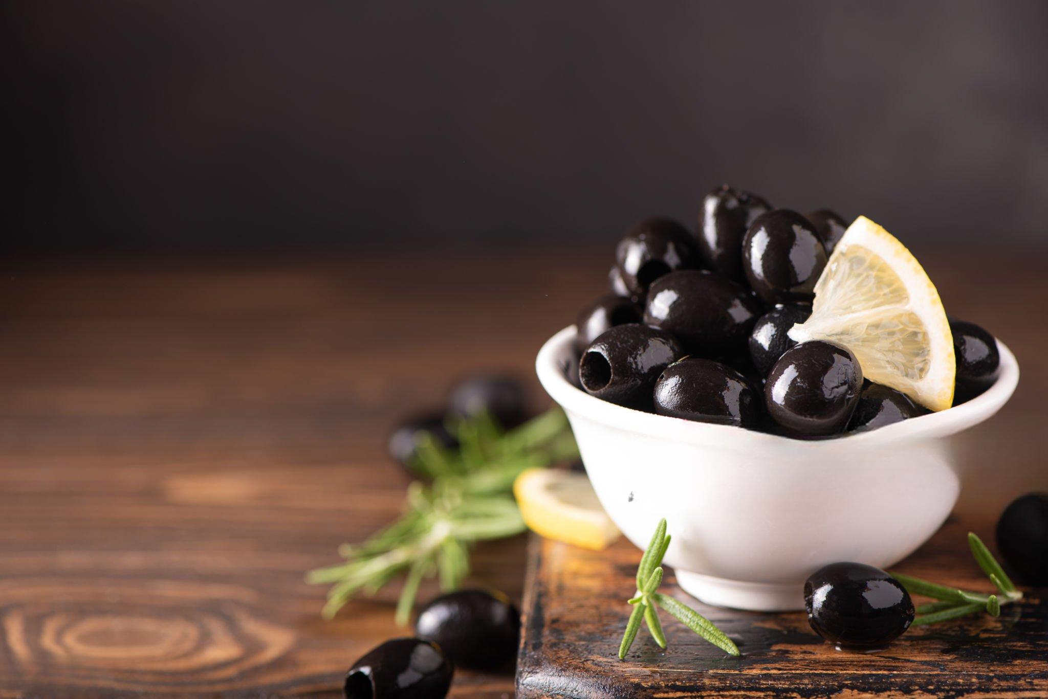 pitted ripe black olives